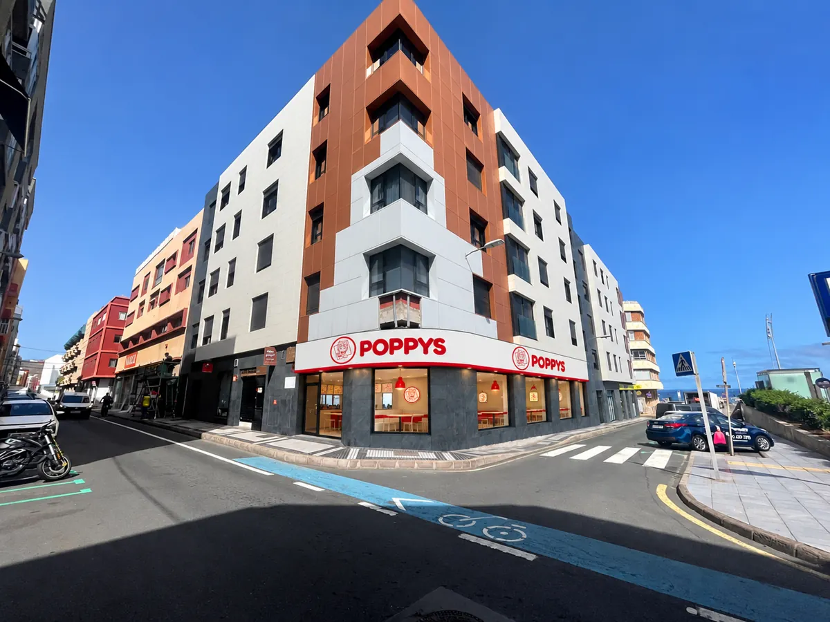 Concepto POPPYS sobre foto de una fachada en Las Palmas de Gran Canaria