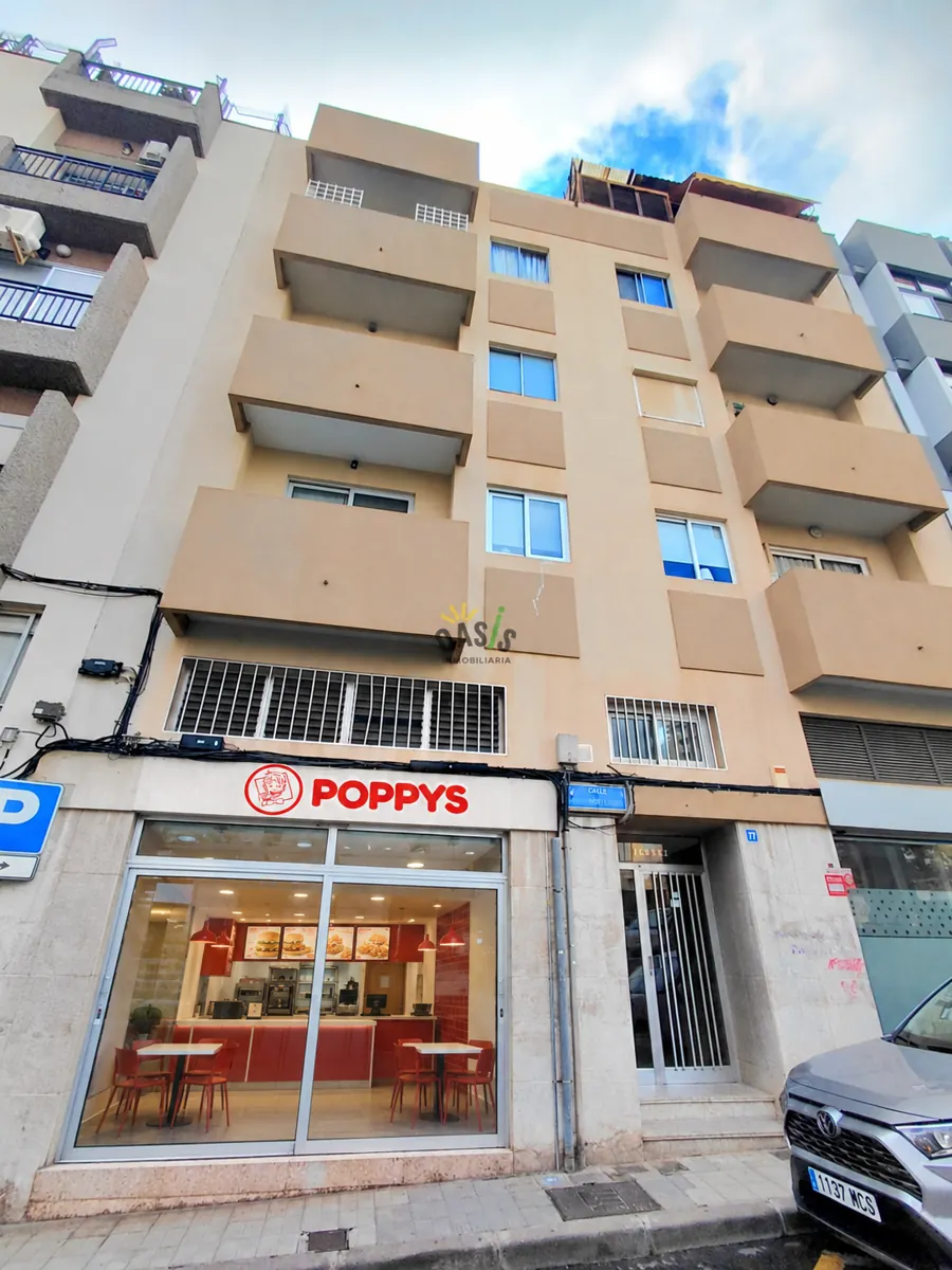Concepto POPPYS sobre foto de una fachada en Santa Cruz de Tenerife