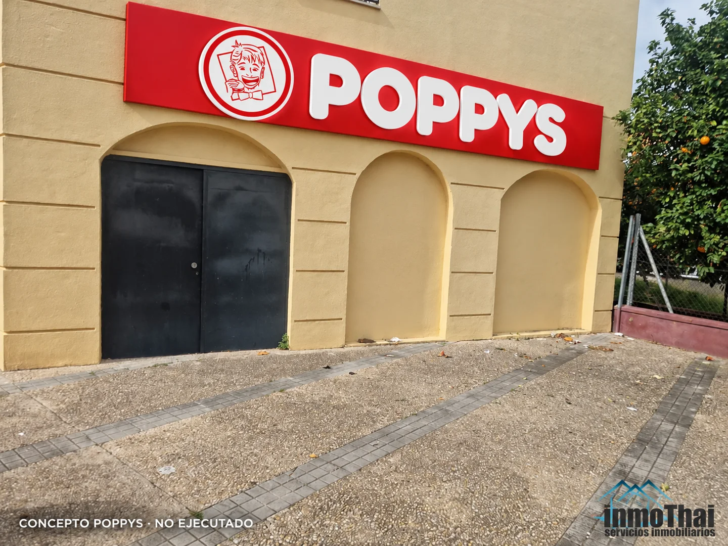 Concepto POPPYS sobre foto de una fachada en Jerez de la Frontera